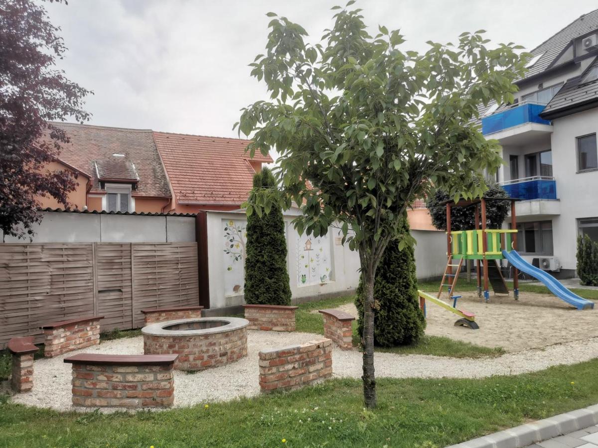 Szabo Apartman Sárvár Extérieur photo